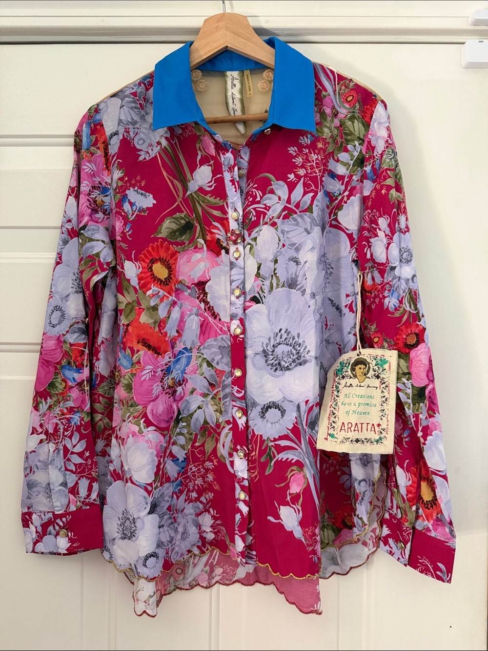 Aratta Fuchsia Floral‎ Button-Up with Bright Blue Collar. sz S